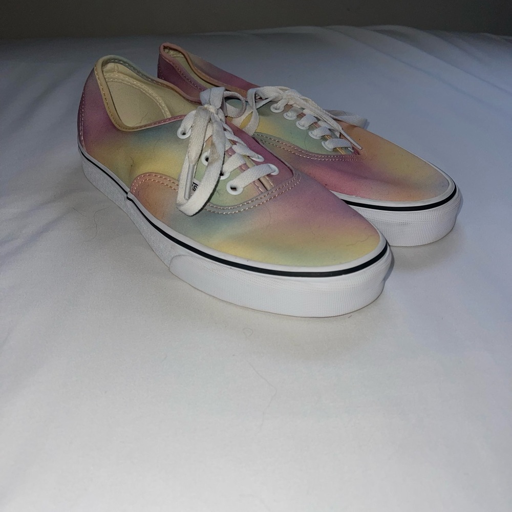 Size: 9W (7.5M) rainbow vans